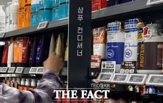 지난 18일 서울 영등포구 이마트 여의도점을 방문한 한 소비자가 샴푸·컨디셔너 코너에 진열된 상품을 살펴보고 있다. /이중삼 기자