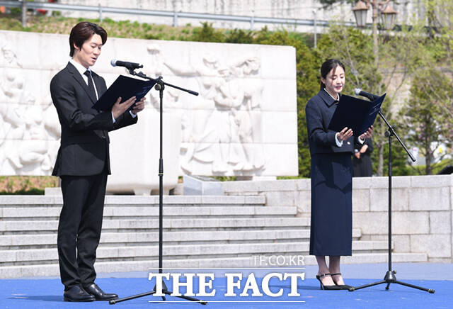 배우 진선규(왼쪽)와 박은혜가 ‘제64주년 4.19혁명 기념식’에서 역사적 아픔을 딛고 미래로 나아가자는 내용의 편지를 낭독하고 있다.