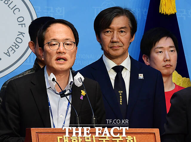 박주민 의원(왼쪽)과 조국 대표.