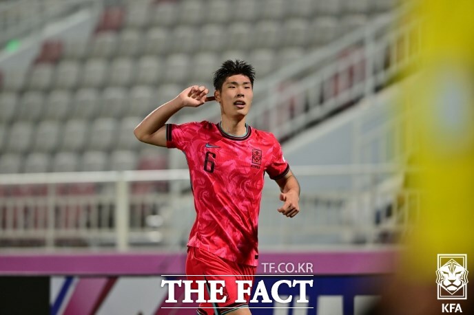 황선홍호의 이영준이 19일 중국과 2024 카타르 AFC U23 아시안컵 B조 2차전 전반 35분 선제골로 2경기 연속골을 기록했다. 사진은 UAE와 1차전에서 헤더 결승골을 넣은 뒤 골 세리머니를 펼치고 있는 이영준./도하=KFA