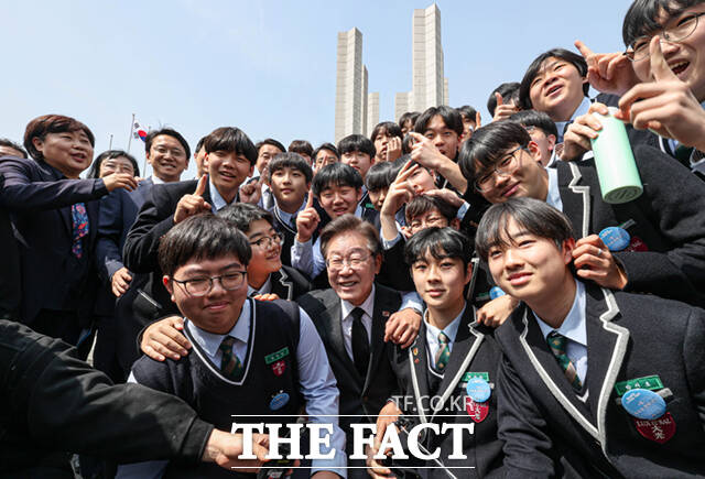 이재명 더불어민주당 대표가 19일 서울 강북구 국립4.19민주묘지에서 거행된 제64주년 4.19혁명 기념식을 마친 뒤 대광고 학생들과 기념촬영을 하고 있다.