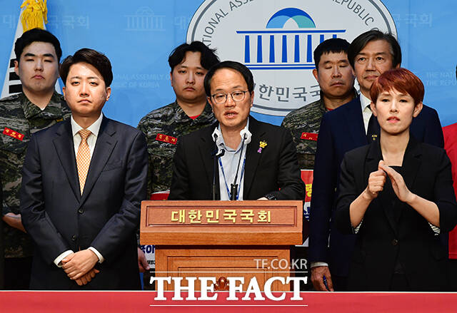 발언하는 박주민 더불어민주당 의원(가운데).
