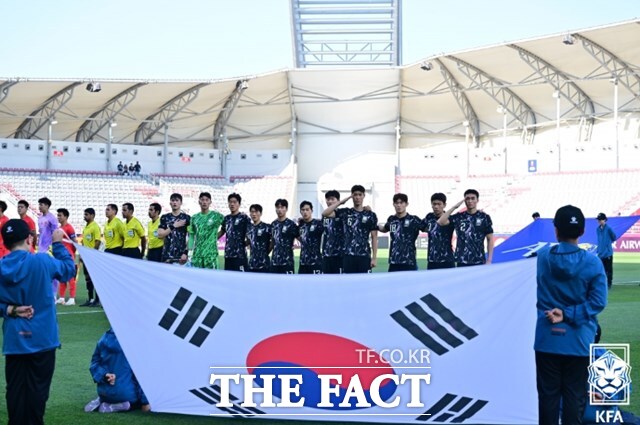 중국과 B조 2차전을 앞두고 태극기를 보며 애국가를 부르고 있는 한국 선수들./도하=KFA