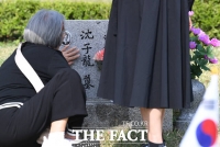  4.19 민주묘지 찾은 유가족들 '여전히 그리운 마음' [TF사진관]