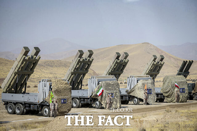 이란 정부가 이스라엘의 공격에 대해 보복 대응을 경고하고 나섰다. 사진은 이란 미사일 부대가 기동훈련을 하는 모습. /AP.뉴시스