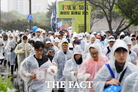  빗속을 달리는 서울 러너들 [포토]