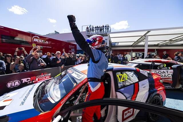 네스토르 지로라미 선수가 4월 19~21일 열린 2024 TCR 월드 투어 이탈리아 대회 두 번째 결승 레이스에서 우승을 차지한 뒤 기뻐하고 있다. /현대자동차