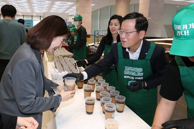 우리은행은 22일 우리은행 본점에서 전 임직원이 참여하는 Be us for Earth! 캠페인을 실시했다. 사진은 조병규 은행장이 직원들에게 직접 커피를 나눠주고 있는 모습. /우리은행