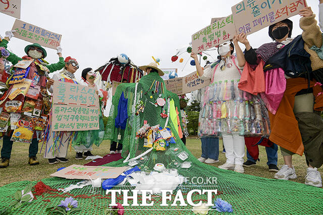 54번째 지구의 날인 22일 오전 서울 중구 남산 백범광장에서 소비자기후행동 등 환경단체 회원들이 플라스틱 오염으로부터 지구를 구하자를 주제로 폐 플라스틱을 활용한 패션쇼를 하고 있다. /장윤석 기자