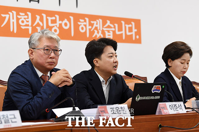 이준석 개혁신당 대표(가운데)가 22일 오전 서울 여의도 국회에서 열린 최고위원회의에서 발언을 하고 있다. /국회=남용희 기자