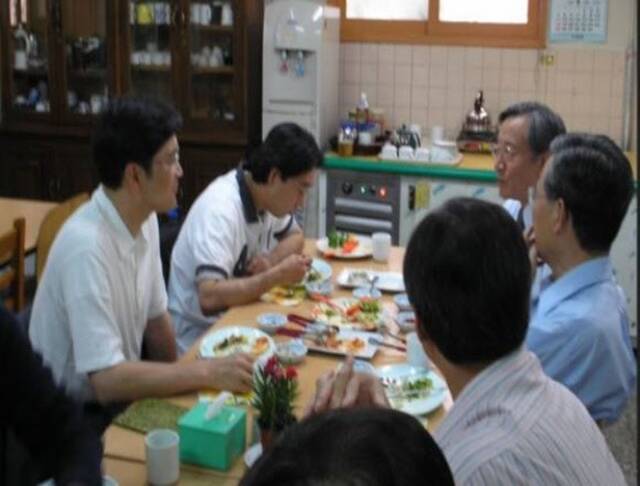 이재용 삼성전자 회장(당시 상무·왼쪽에서 1번째)이 요셉의원 관계자들과 함께 식사하고 있다. /책 의사 선우경식
