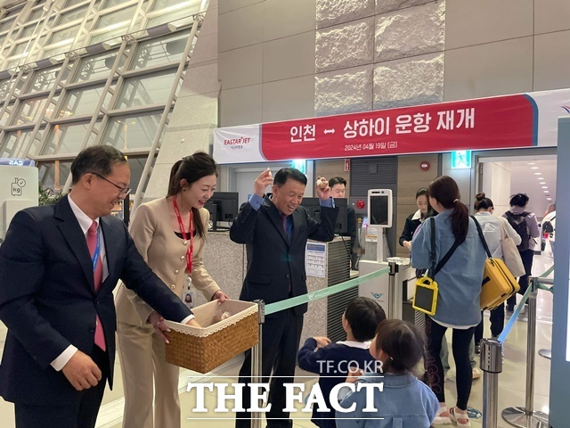 이스타항공이 지난 19일, 약 4년 2개월 만에 인천-상하이 노선 운항을 재개한 가운데 조중석 대표와 임직원들이 첫 편(ZE871) 탑승객들에게 선물을 나눠주고 있다. /이스타항공