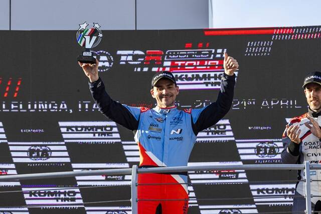 노버트 미첼리즈 선수가 4월 19~21일 열린 2024 TCR 월드 투어 이탈리아 대회에서 우승을 차지하고 포디움에 올랐다. /현대자동차