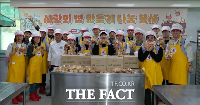 지난 18일 한국도로공사 광주전남본부 임직원 21명이 광주적십자나눔터에서 사랑의 제빵 봉사를 하여 취약계층에게 빵을 전달했다. 사진은 한국도로공사 광주전남본부 임직원들이 제빵 봉사를 마치고 찍은 기념사진 / 대한적십자사 광주전남지사