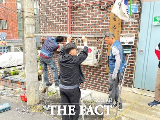 경기도시장상권진흥원은 지난 21일 구리시 수택동 율촌경로당에서 환경개선 봉사활동을 진행했다고 밝혔다./경상원