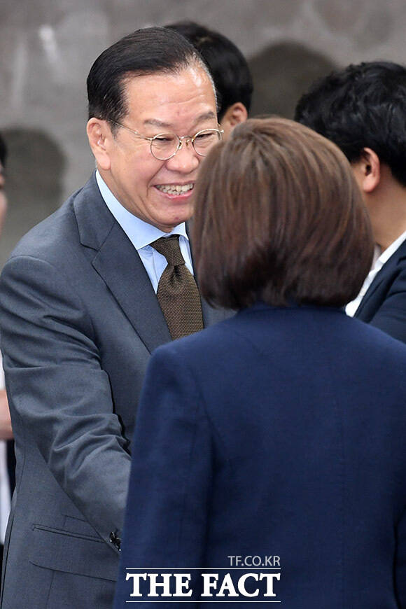 권영세 국민의힘 의원(왼쪽).