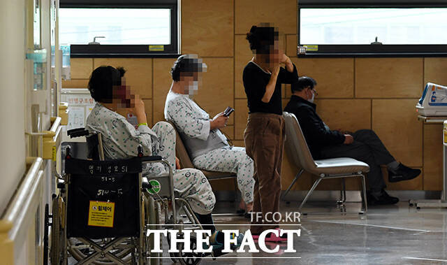 25일 의료계에 따르면 이르면 5월부터 전국 의대 교수들의 사직이 본격화된다. 사진은 지난달 11일 서울 영등포구의 한 종합병원에서 환자들이 진료를 기다리고 있는 모습. 기사 내용과 무관 /임영무 기자