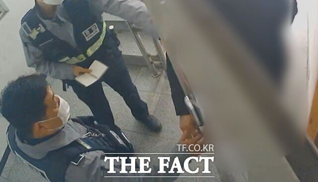 3월 31일 대구 동구의 한 상가 복도에서 경찰이 흉기를 소지한 남성의 옷 속을 확인하고 있다./대구동부경찰서