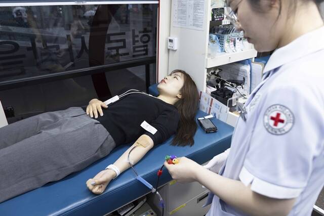 24일 SK텔레콤 직원이 헌혈 릴레이에 참여하고 있다. /SK텔레콤