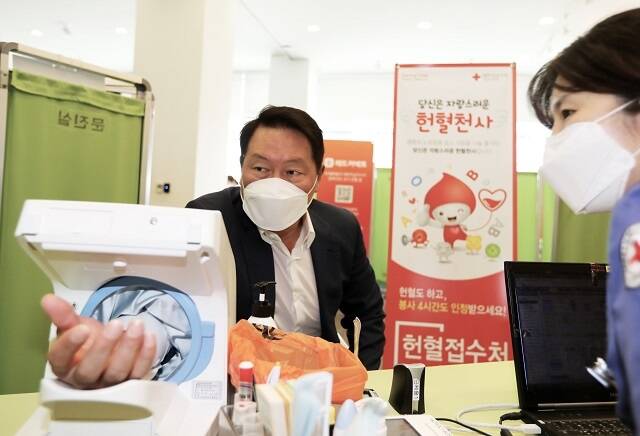 최태원 SK그룹 회장이 지난 2020년 서울 중구 SKT타워에서 열린 헌혈 릴레이에 참여하고 있다. SK텔레콤은 창사 40주년을 기념해 24일부터 헌혈 릴레이를 진행한다. /SK
