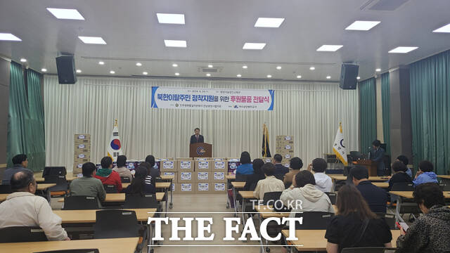 지난 24일 광양 농업인 교육관에서 진행된 ‘북한 이탈주민과 함께하는 따뜻한 이웃 북한 음식 만들기 및 따뜻한 동행 문화 체험 행사’에서 박성현 여수광양항만공사 사장이 후원물품 전달식 후 격려의 말을 전하고 있다./여수광양항만공사