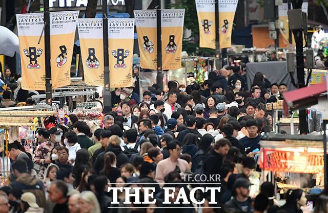 서울페스타 2023 명동 페스티벌이 열린 지난해 4월 30일 오후 서울 중구 명동거리를 찾은 관광객이 거리를 걷고 있다. /박헌우 기자