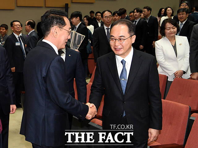 기념식 마친 뒤 악수하는 김도읍 법사위원장(왼쪽)과 이원석 검찰총장.