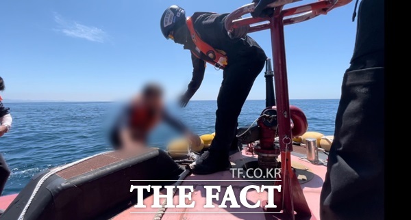 25일 낮 12시 50분쯤 제주시 추자도 해암서 인근 해상서 모터보트가 전복된 가운데, 승선원 2명은 출동한 해경에 의해 무사히 구조됐다./제주해양경찰서