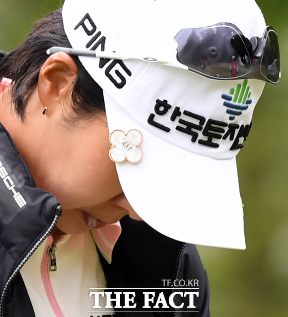 박지영이 경기를 기록하는 가운데, JYP이니셜이 새겨진 네잎클로버 모양의 볼마커가 보이고 있다.
