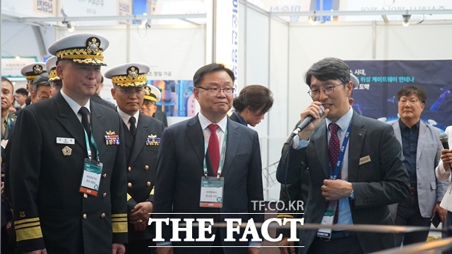 박진석 KAI 회전익사업관리실 상무(오른쪽)가 강동길 해군참모차장(왼쪽)과 홍남표 창원특례시 시장(가운데)에게 KAI 회전익 제품군을 소개하고 있다./KAI