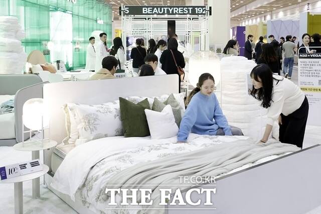 침대 매트리스 경도는 수면의 질에 영향을 미치는 것으로 나타났다. 지난 2월 28일 서울 삼성동 코엑스에서 열린 2024 서울리빙디자인페어를 방문한 관람객이 전시품을 살펴보고 있다. /뉴시스