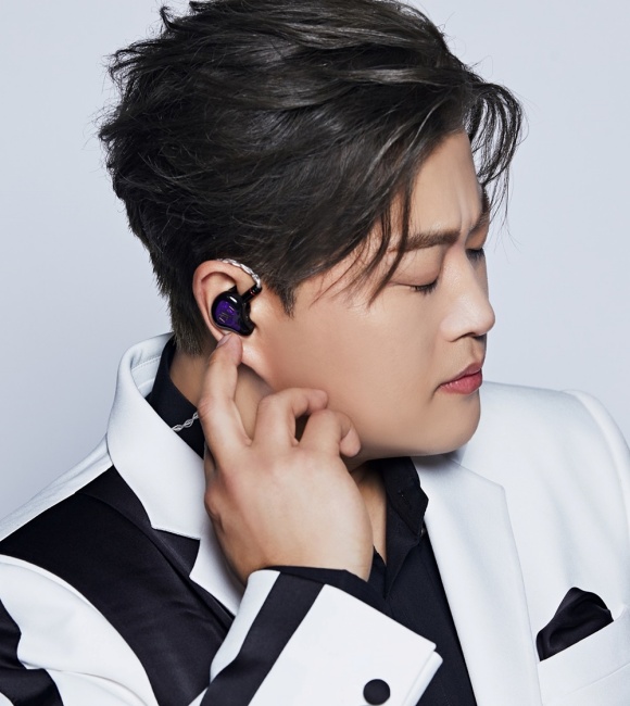 가수 김호중이 사운즈에이드와 협업해 이어폰을 출시한다. /사운즈에이드