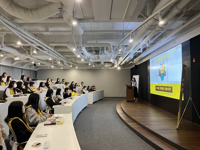 지난 24일 서울 구로구 넷마블 본사에서 열린 2024 넷마블견학프로그램에 참여한 경북여자상업고등학교 학생들이 강연을 듣고 있다. /넷마블문화재단