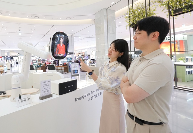지난 25일 경기도 성남시 현대백화점 판교점 1층 열린광장에서 고객들이 소통형 AI 로봇 스텔라V와 대화를 나누고 있다. /현대백화점