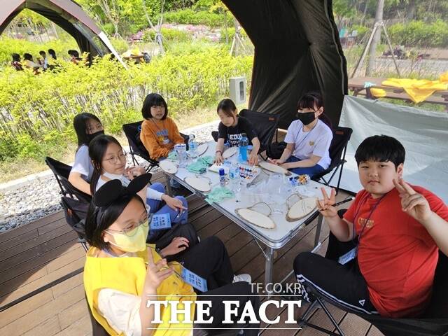 서울 강북구(구청장 이순희) 우리 마을 강북 여행 프로그램에 참가한 화계초등학교 학생들. /강북구