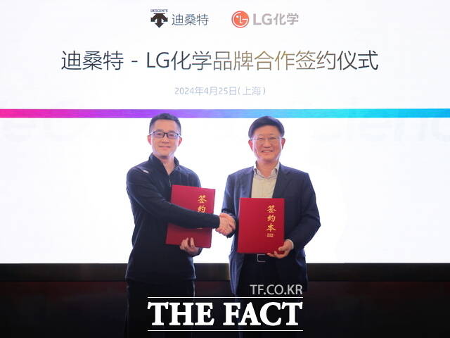 노국래 LG화학 석유화학본부장(오른쪽)과 왕유성 중국 데상트 부사장이 25일 친환경 브랜드 공동 마케팅 업무협약을 체결한 뒤 기념 촬영을 하고있다. /LG화학 제공