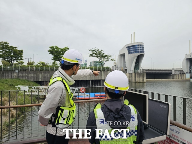 김일환 국토안전관리원장(왼쪽)이 낙동강하구둑 배수문 외관상태를 점검하고 있다./국토안전관리원