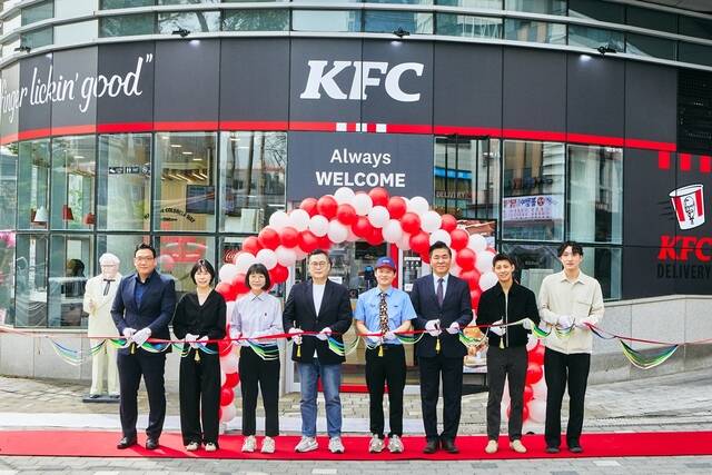 KFC가 서울 송파구에 가맹 1호점인 문정역점을 오픈하고 본격적인 가맹 사업에 나섰다. /KFC