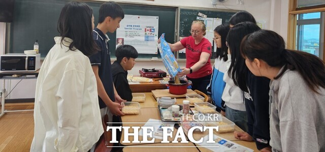 캐나다 원어민 교사(Kelly, 조선대 부교수)가 광주두암중학교 학생들에게 음식의 재료와 만드는 방법을 설명하고 있다./광주창의융합교육원