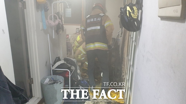 26일 구미의 한 다가구주택 2층에서 불이 나 소방대원들이 진화 중이다./경북소방본부