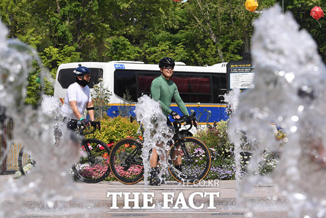 레저활동 하기 딱 좋은 날씨 서울광장을 찾은 시민들이 자전거를 타고 있다.