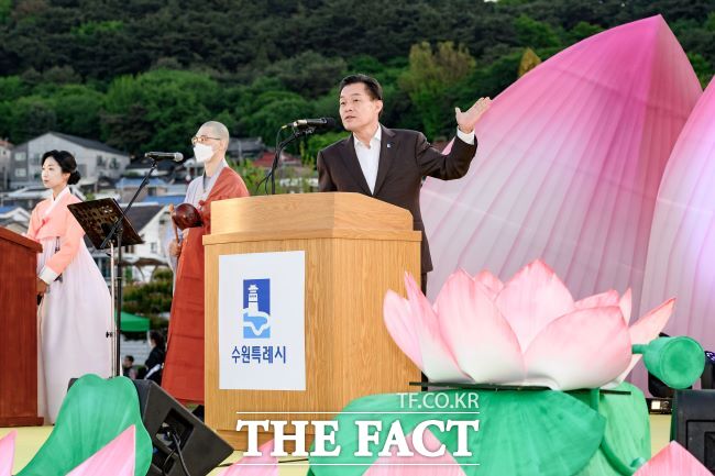 이재준 수원시장이 27일 수원 화성행궁에서 열린 2024 수원연등축제에 참석해 인사말을 하고 있다./수원시