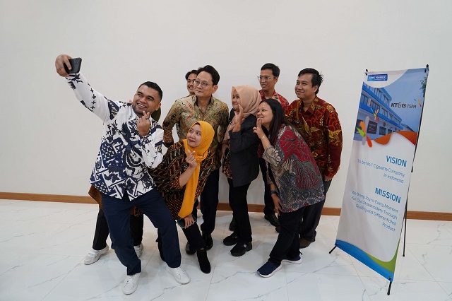 방경만 KT&G 사장이 인도네시아 현지 직원들과 기념사진을 찍고 있다. /KT&G