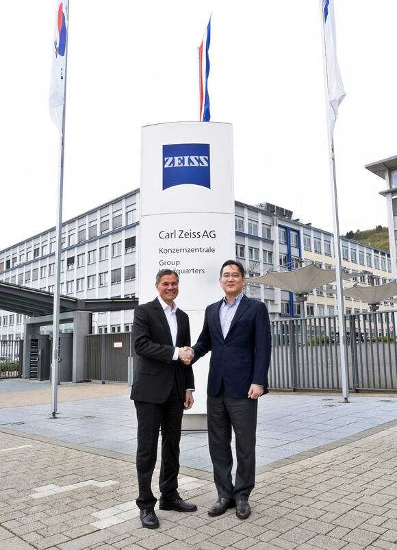 이재용 삼성전자 회장(오른쪽)이 지난 27일 독일 오버코헨 자이스(ZEISS) 본사를 방문해 칼 람프레히트 CEO와 악수하고 있다. /삼성전자