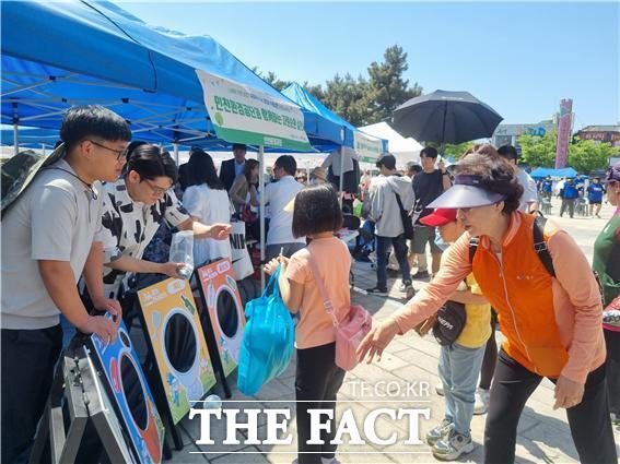 28일 공단 직원들이 문화예술회관 광장에서 시민들과 함께 올바른 분리배출 캠페인을 펼치고 있다./인천환경공단