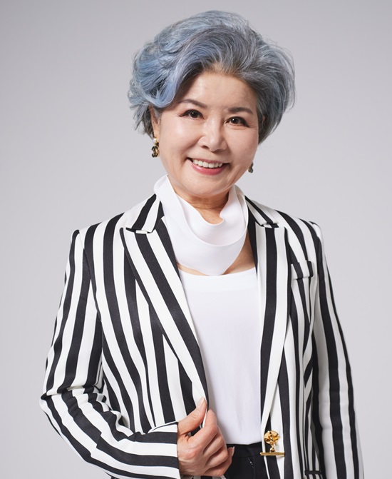 시니어모델 이영숙(70)이 지난 19일 제11회 대한민국 국민대상서 대중문화예술발전 공로대상 대상을 수상하는 영예를 안았다. /한국모델협회(KMA)