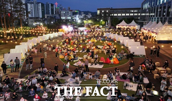 많은 대전시민들이 26일 오후 동구청 광장에서 열린 달빛 야외도서관에서 책을 읽고 있다. / 대전 동구