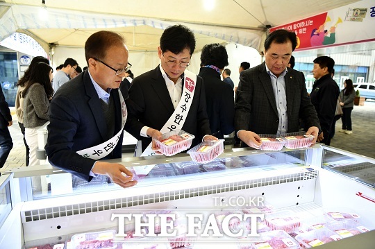 장수군이 오는 5월 2일~3일 군청 앞 광장에서 ‘가정의 달 맞이 장수한우 공동브랜드 한우 특판행사’를 연다./장수군