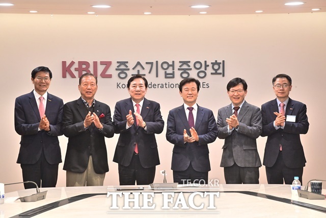 진주 K-기업가정신 확산을 위해 중소기업중앙회를 찾은 조규일 진주시장(오른쪽 세번째)/진주시