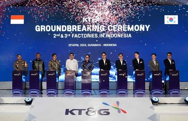 지난 26일 인도네시아 수라바야에서 열린 인니 2·3공장 착공식에서 관계자들이 기념촬영하고 있다. /KT&G